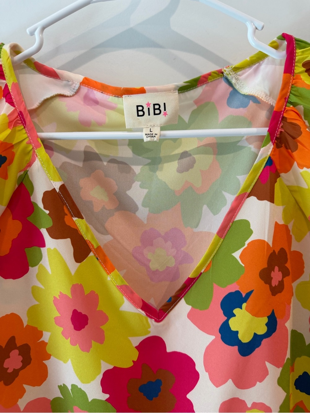 BiBi Bright Floral V-Neck Top Size Large - Picture 7 of 14